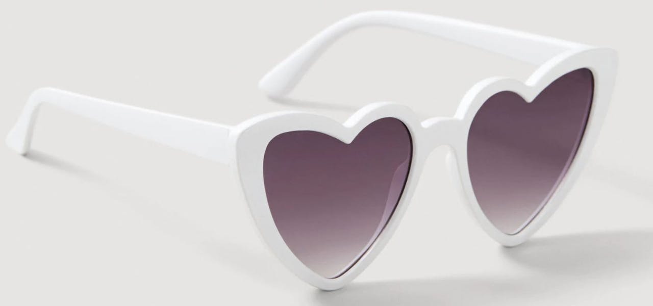 Gafas de sol corazón en color blanco de Mango, por 15,99 euros.