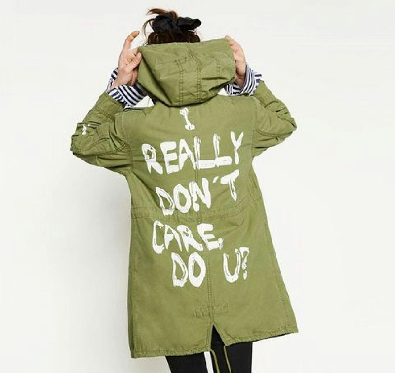 Imagen de la parka de Zara con la frase «I really don't care, do U?».