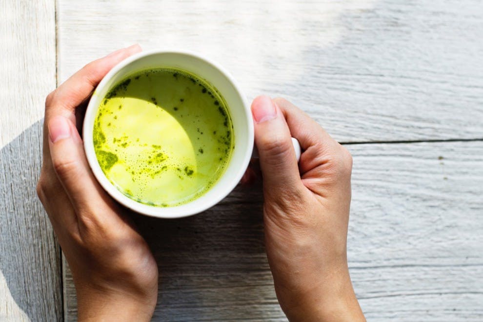El té matcha se ha popularizado gracias a sus beneficios saludables.