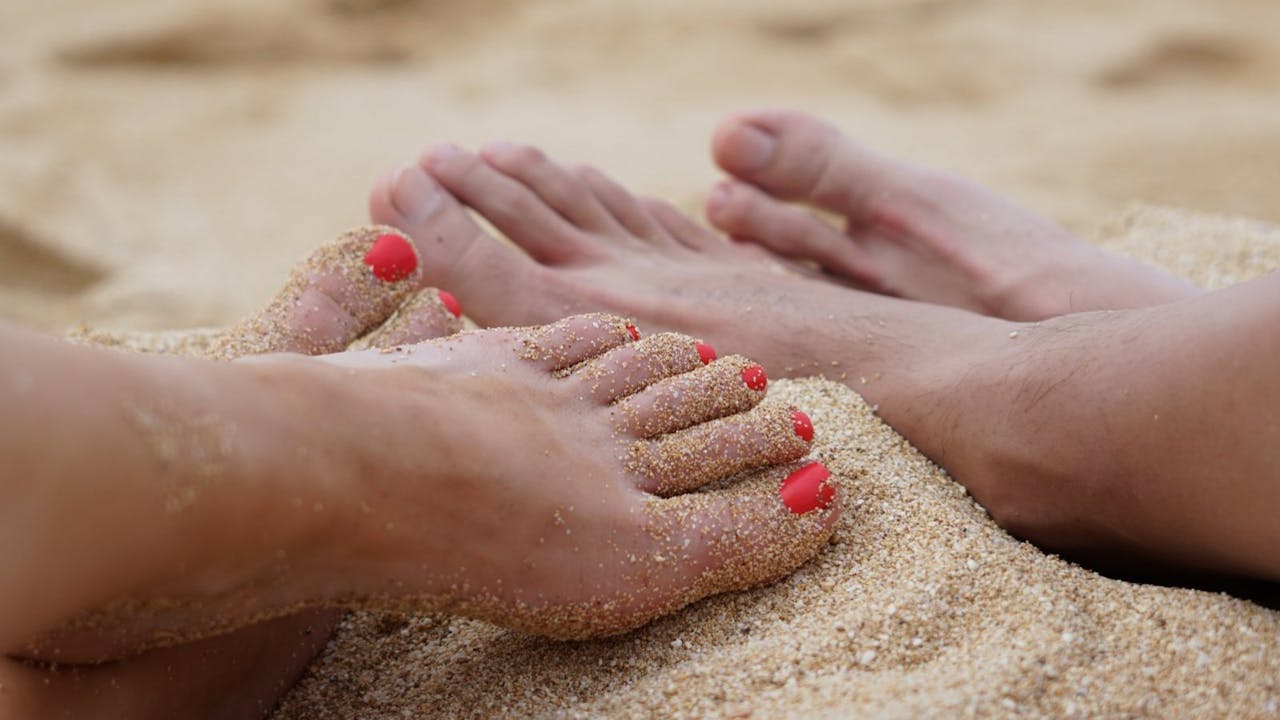 Para lucir unos pies bonitos en verano debes cuidarlos a diario.