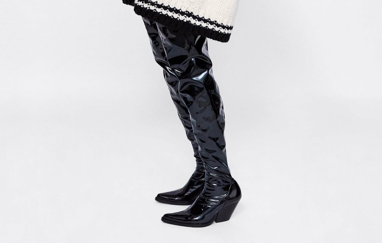 Las botas 'cowboy' XXL de charol negro de Zara