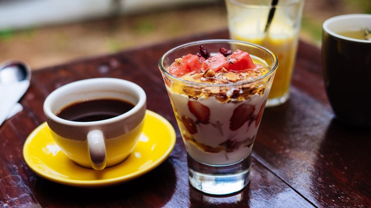 Un yogurt con fruta y semillas de chía es un desayuno rápido, sano y nutritivo.