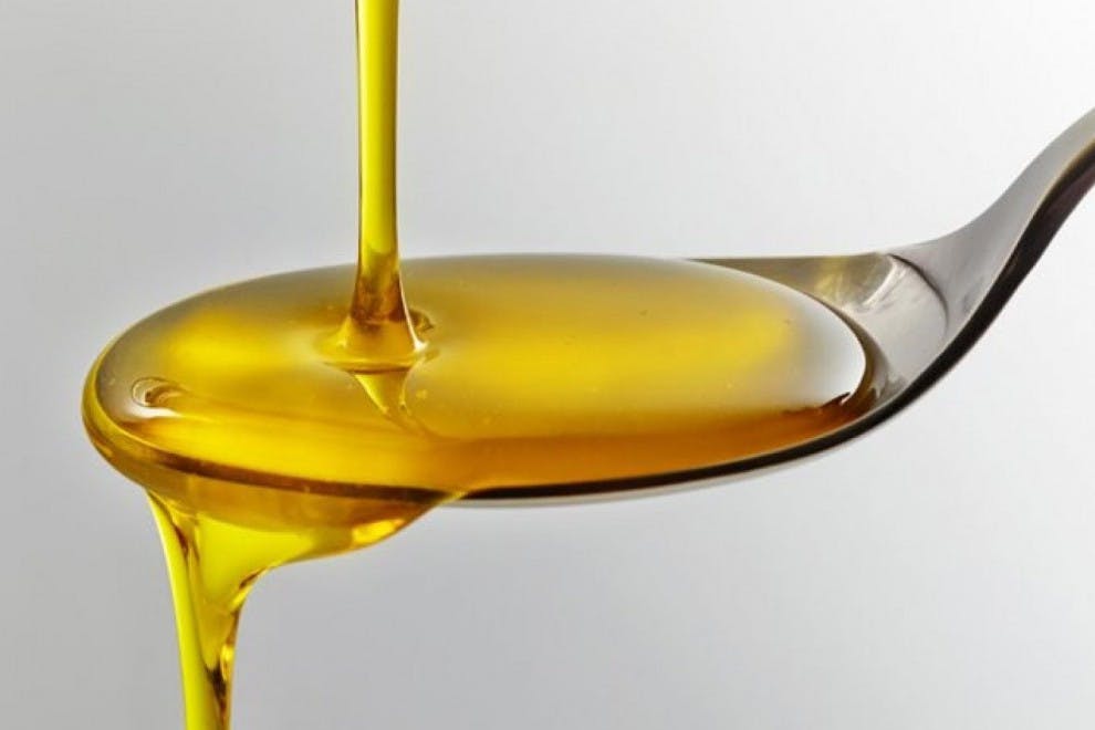 El aceite de ricino tiene muchos usos medicinales y cosméticos.