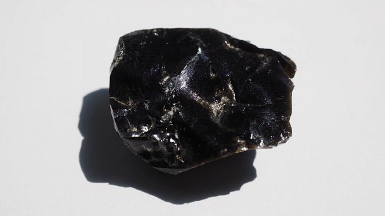 La obsidiana es una piedra de origen volcánico.