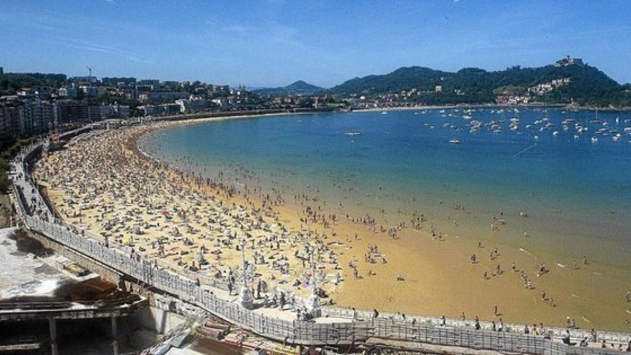 La Playa de la Concha, en San Sebastián, es una de las más populares.