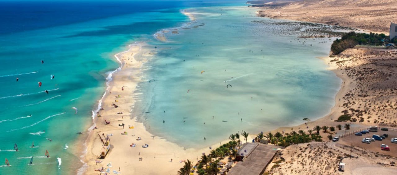 La Playa de Sotavento en Fuerteventura es ideal para los deportes acuáticos.