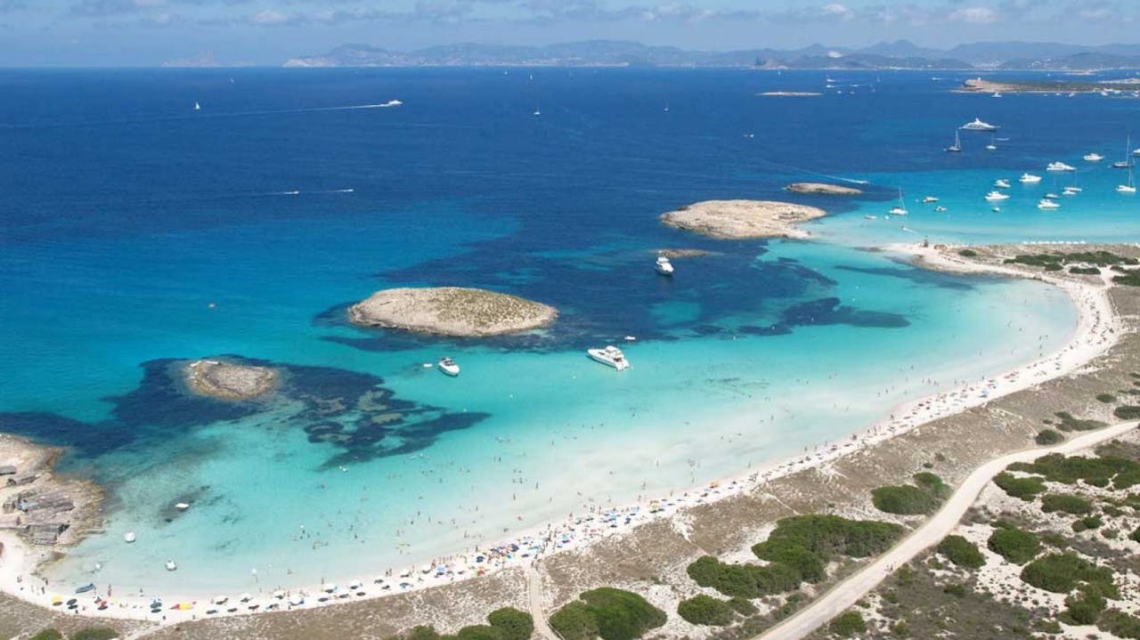 La Playa de Ses illetes en Formentera es otra de las más populares.