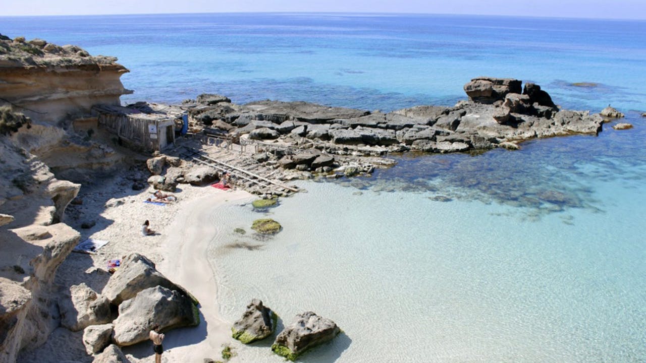 El Caló des Mort es otro de los puntos a visitar en Formentera.