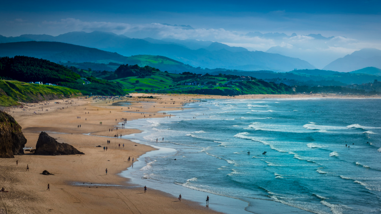 La hermosa Playa de Oyambre, en Cantabria.