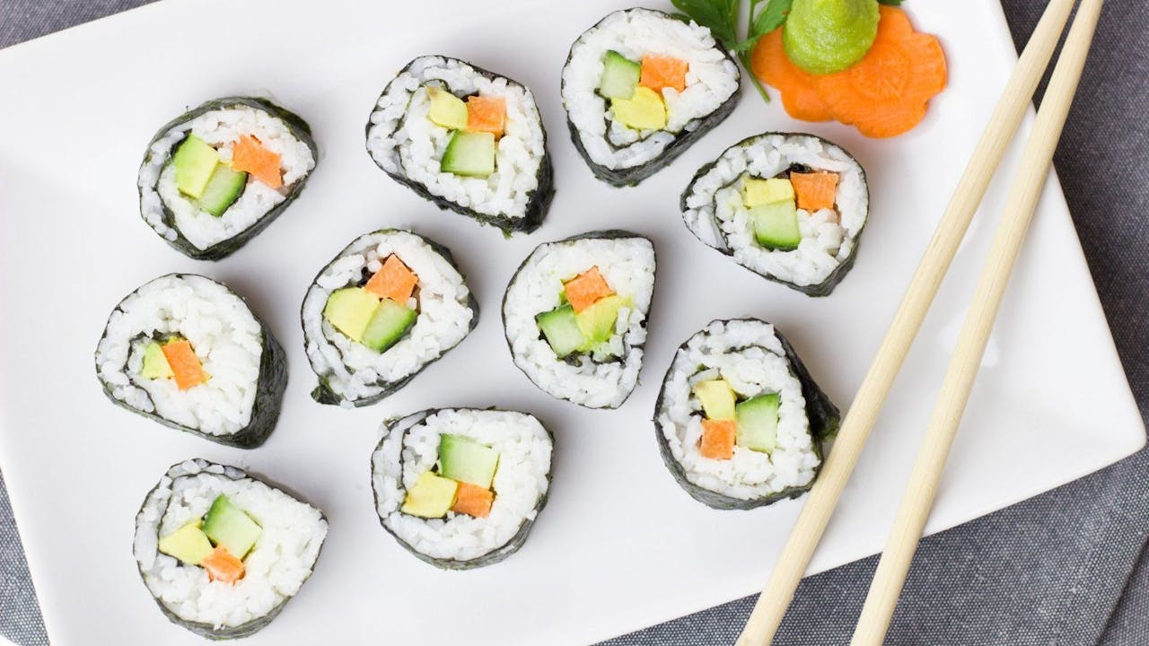 El maki es una de las formas más populares de sushi.