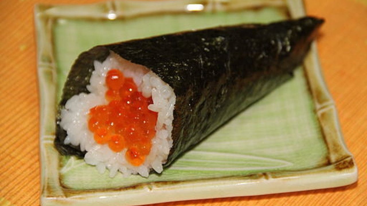 El sushi con forma de cono se llama Temaki y se come con la mano.