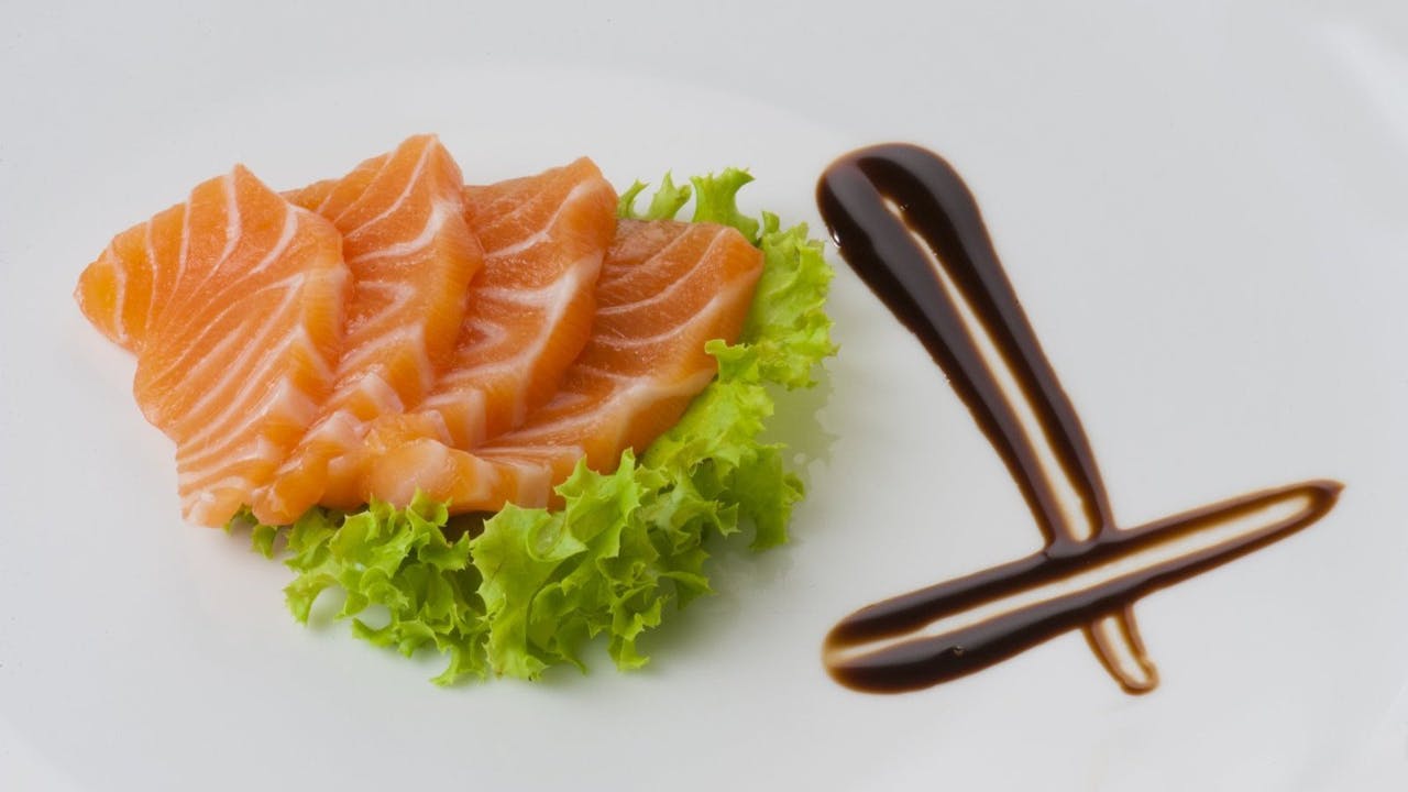 El sashimi consiste en piezas de pescado crudo en láminas.