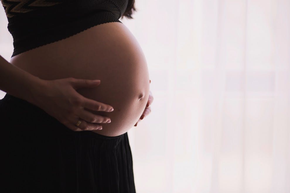 Los 15 mitos más conocidos sobre el embarazo (y que no te debes creer)