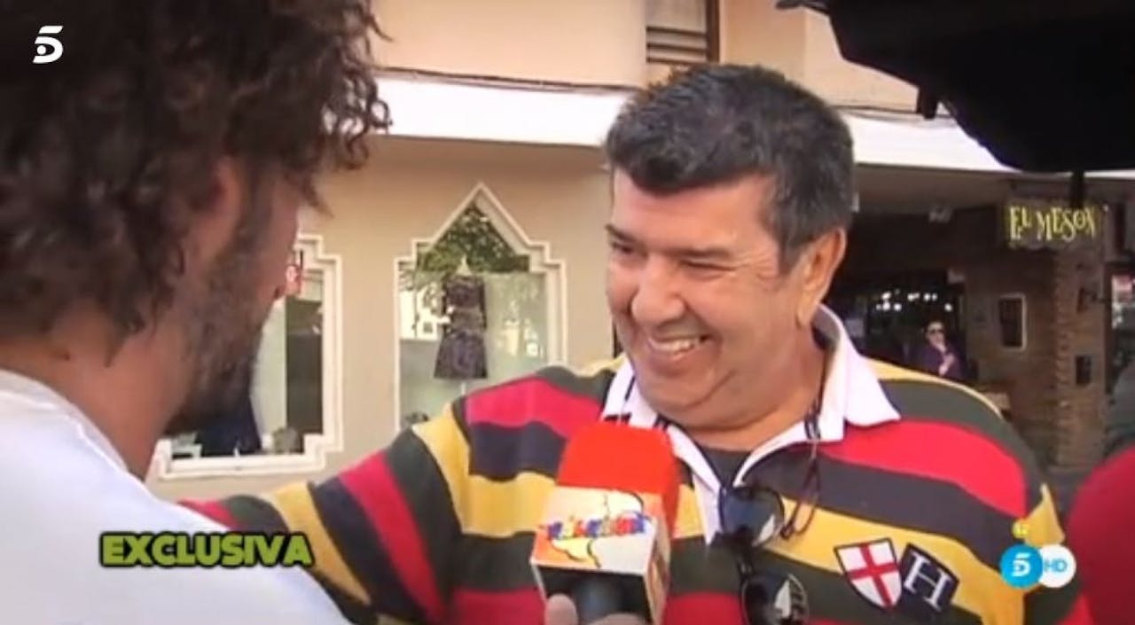 Gil Silgado en Andújar hablando con el reportero de 'Sálvame'
