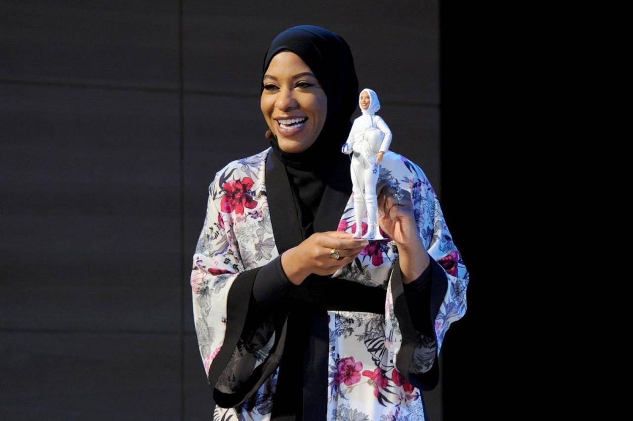 Ibtihaj Muhammad sosteniendo la Barbie basada en su imagen.