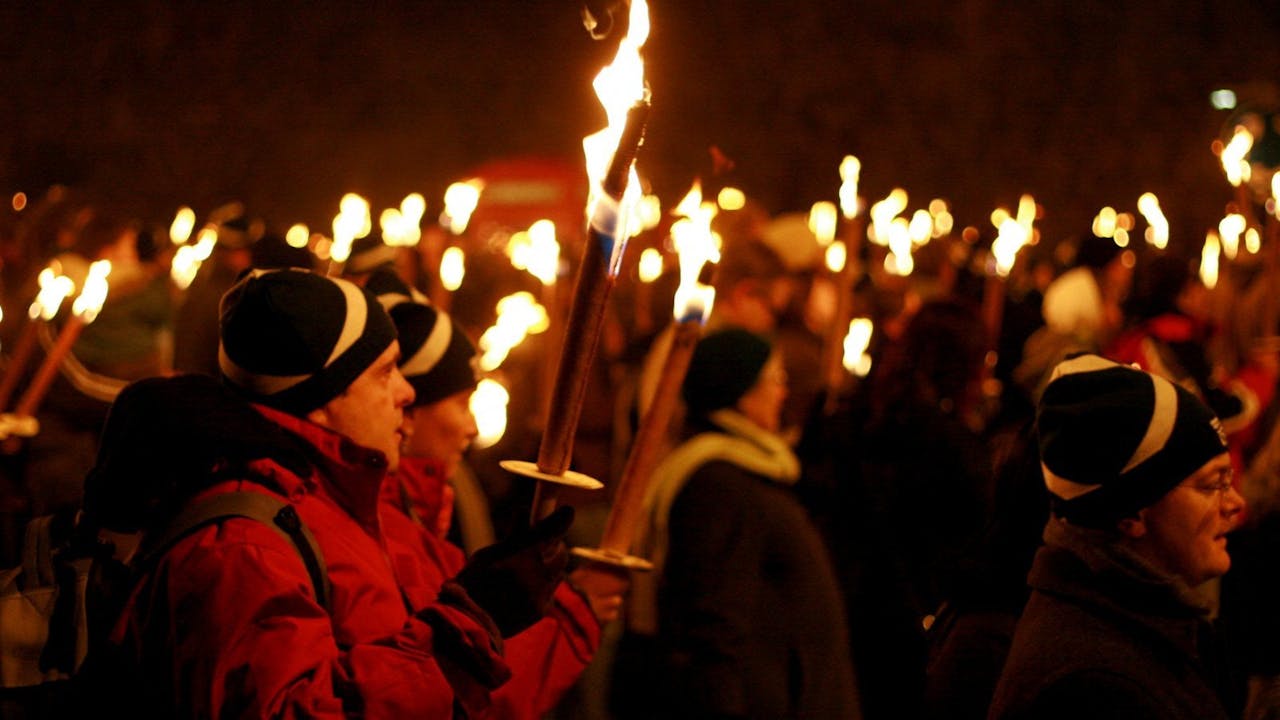 En el Hogmanay, el fin de año escocés, son típicos los desfiles de antorchas.
