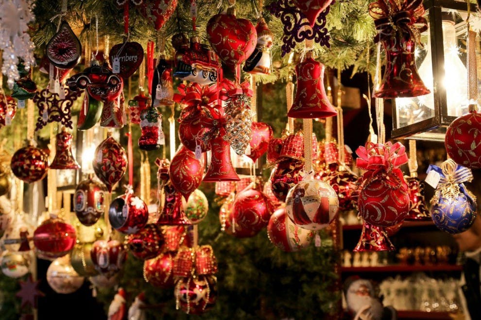 Las decoraciones hechas a mano colman los mercados navideños.
