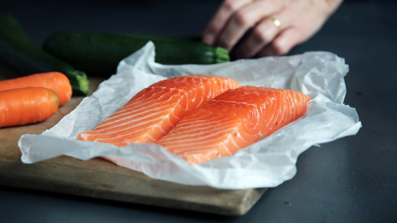 Pescados azules como el salmón son ricos en omega 3.