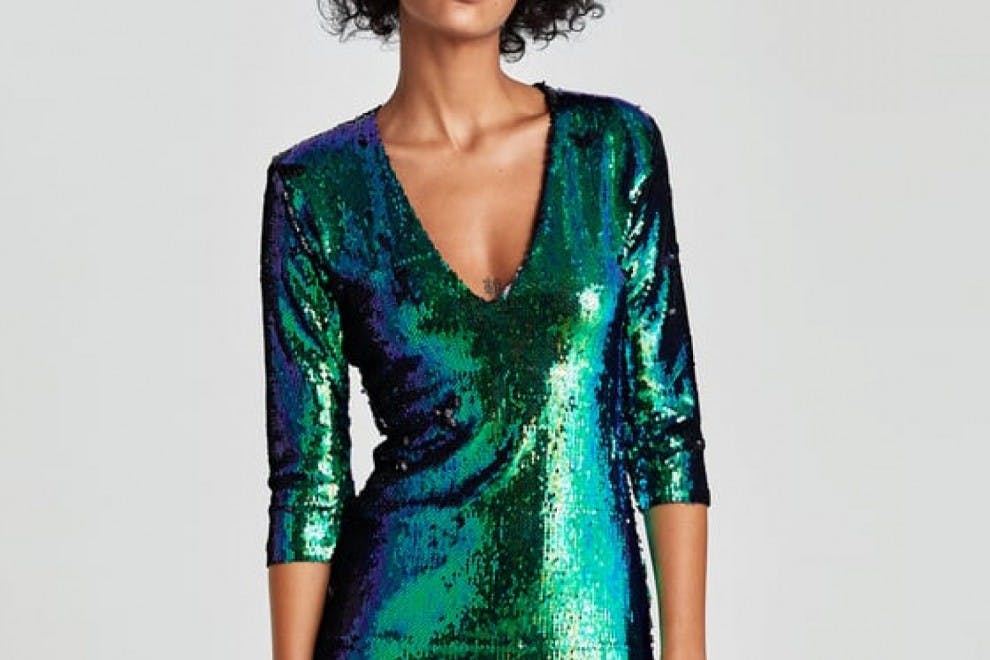 Vestido de lentejuelas bicolor de Zara, por 39,95 euros