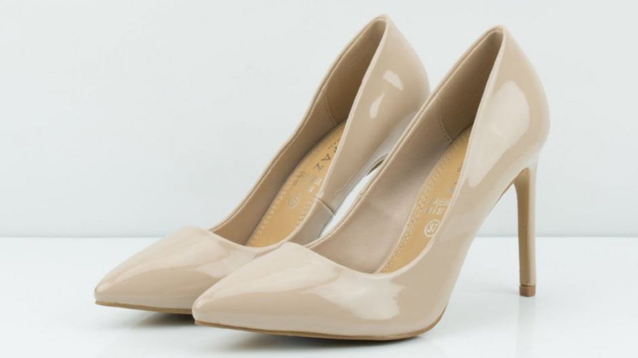 Zapatos de tacón charol beige de Marypaz, por 19,95 euros