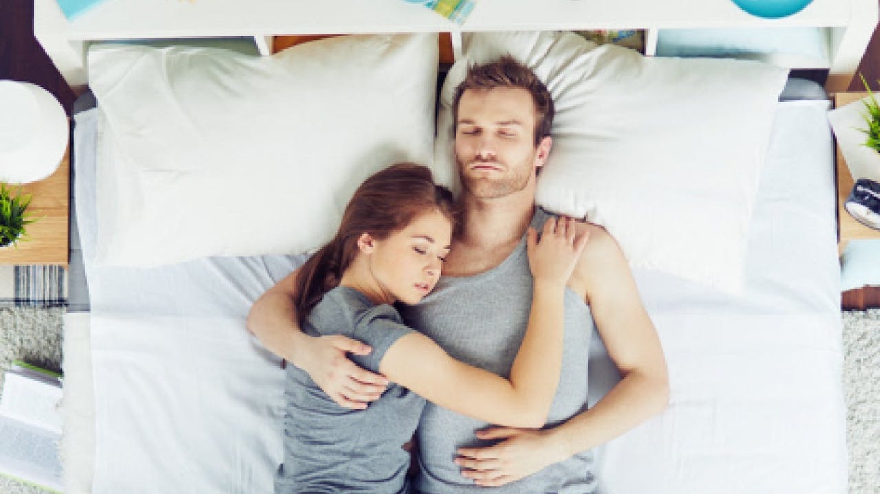 Dormir abrazados es indicador de cariño y protección.