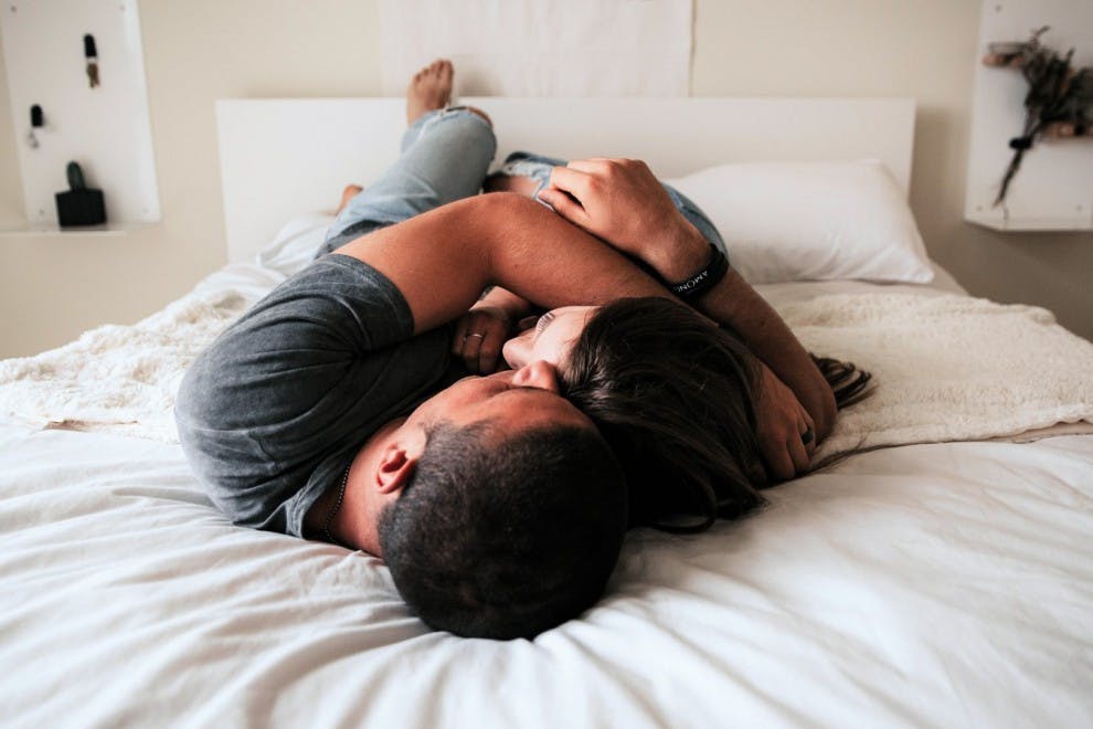 La postura en la que dormimos en pareja revela mucho sobre nuestra relación.