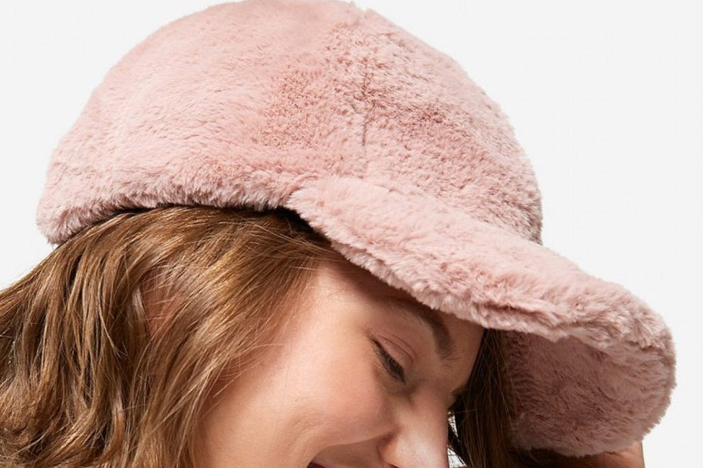 Gorra de pelo de color rosa claro de Stradivarius, por 12,95 euros