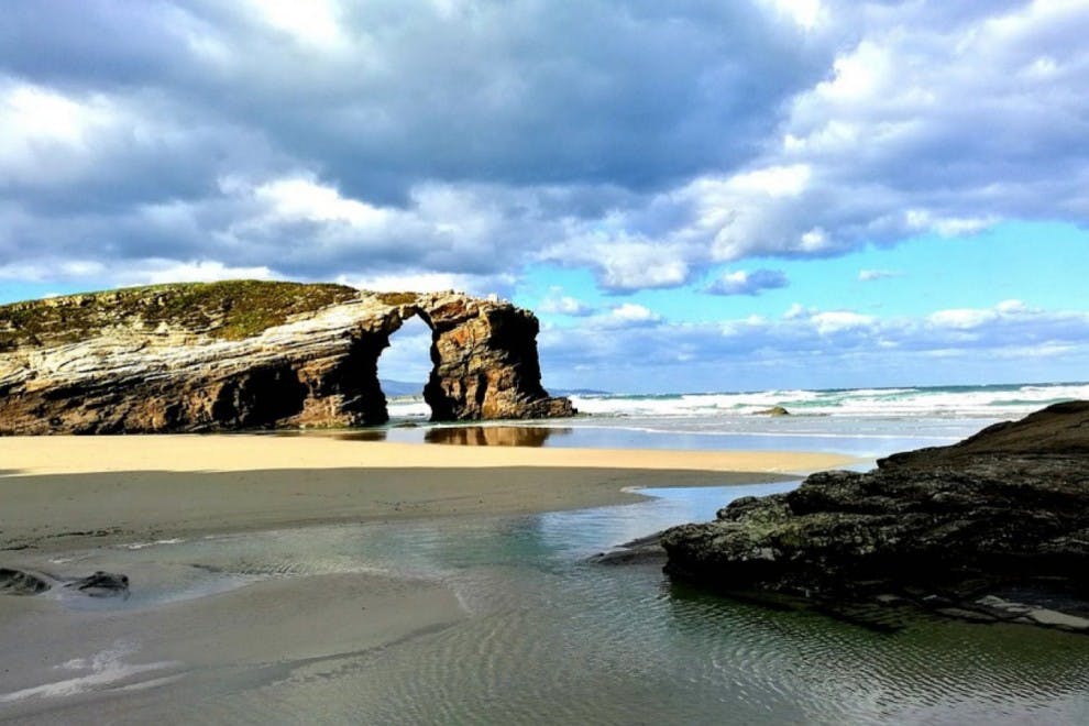 Curiosas formaciones rocosas a pie de playa en Lugo.