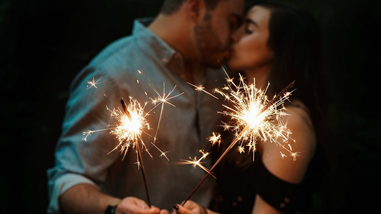 En algunos países es tradición besar a una persona para empezar el año.