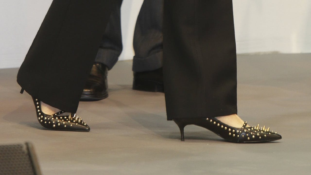 Los zapatos que ha lucido la reina Letizia en el acto de hoy, de Uterqüe con tachuelas y pinchos.