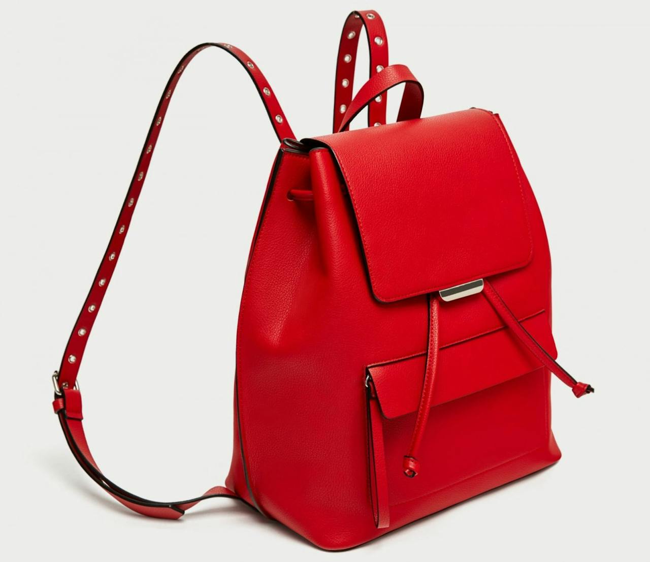 Bolso mochila ollados de color rojo de Zara, por 5,99 euros (antes 19,95)