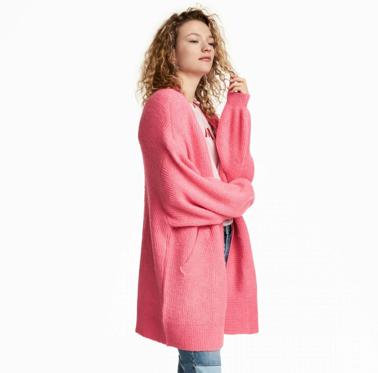 Cárdigan de punto de color rosa de H&M, por 34,99 euros