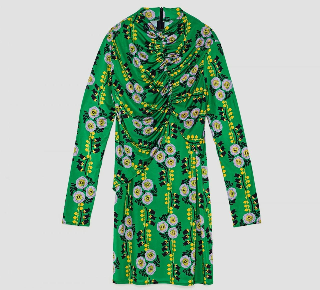 Vestido drapeado de color verde y estampado floral de Zara, por 7,99 euros (antes 25,95)