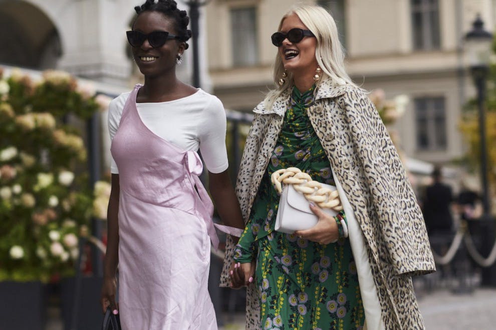 Es estilismo elegido con el vestido floral de Zara en la Semana de la Moda de Estocolmo.