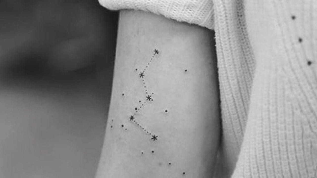 Tatuaje de una constelación.